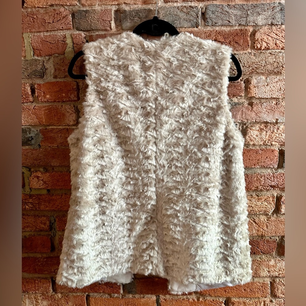 Forever 21 Faux Fut Vest - Picture 2 of 4